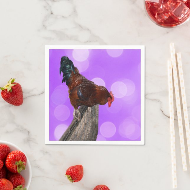 Höhepunkt in Majestät: Rooster on Dreamy Lila Glow Serviette (Beispiel)