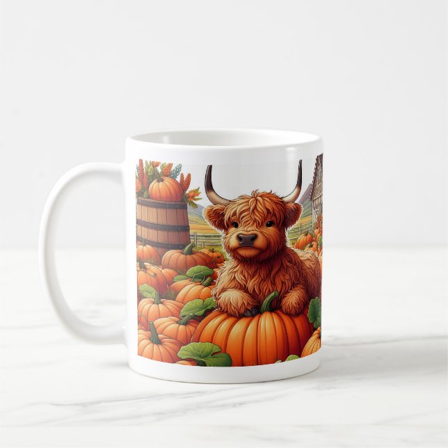 Höhere Kuhkalben, die sich zwischen Kürbiskins zur Kaffeetasse (Links)