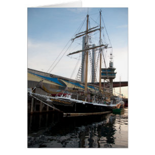 Hohes Schiff auf Wasser-Segelboot Dunrobin Studios