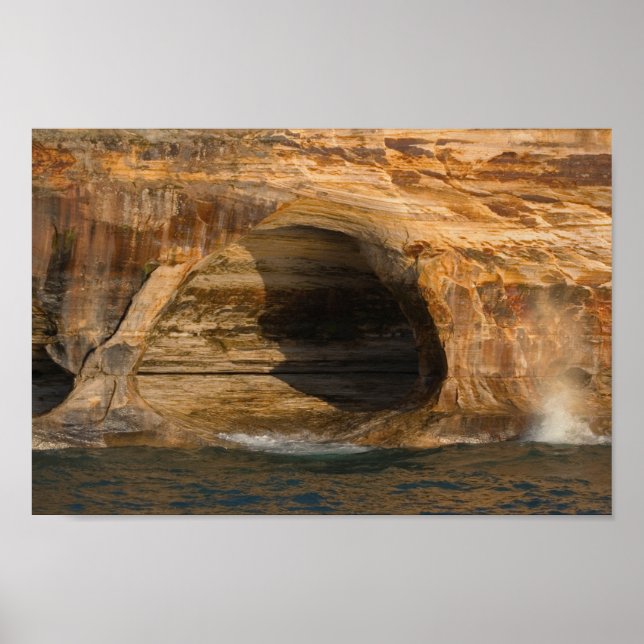 Höhle am Lakeshore, Pictured Rocks, Michigan Poster (Vorne)