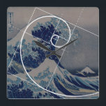 Hokusai trifft Fibonacci, Goldenes Verhältnis Quadratische Wanduhr<br><div class="desc">"Die große Welle" von Hokusai, das perfekte Beispiel der Fibonacci-Spirale, goldenes Verhältnis ist ein "Fibonacci-Code" für Kunst, Wissenschaft und Mathematik. Faszinierende Künstler und Wissenschaftler seit Jahrhunderten.</div>