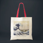 Hokusais große Welle Tragetasche<br><div class="desc">Genießen Sie diese atemberaubende Reproduktion des berühmten ukiyo-e Holzschnitts "36 x Views of Mount Fuji: The Great Wave Off the Coast of Kanagawa" von der japanischen Künstlerin Katsushika Hokusai. 36 Ausblicke auf den Fuji sind eine Serie von 46 Drucken, die verschiedene Merkmale des Fuji darstellen, des höchsten Berges Japans. In...</div>