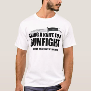 Holen Sie ein Messer zu einer Schießerei T-Shirt