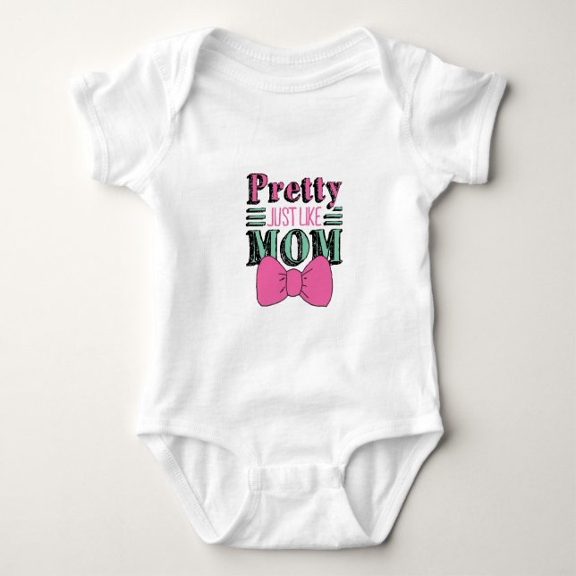 Holen Sie es von meiner Mama Hübsch wie Mama Mütte Baby Strampler (Vorderseite)