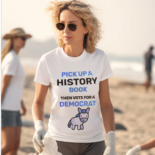 Holen Sie sich ein Geschichtsbuch. Dann stimmen Si T-Shirt