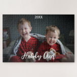 Holiday Cheer Family Foto Geschenk für Oma<br><div class="desc">Fügen Sie Ihr eigenes fröhliches Foto zu diesem Feiertagsjubelpuzzle hinzu! Mit dem Jahr (oder Namen oder andere Textauswahl) für das perfekte Geschenk für Oma in diesem Jahr anpassen! Rätsel machen die Winteraktivität perfekt und machen noch mehr Spaß, wenn man die Gesichter, die man in der Liebe hat, und die Erinnerungen,...</div>