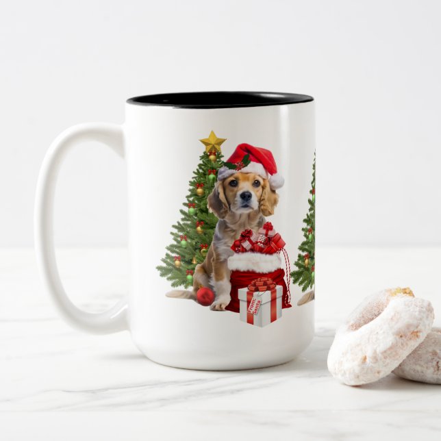Holiday Christmas Dog with Santa Hat   Zweifarbige Tasse (Mit Donut)