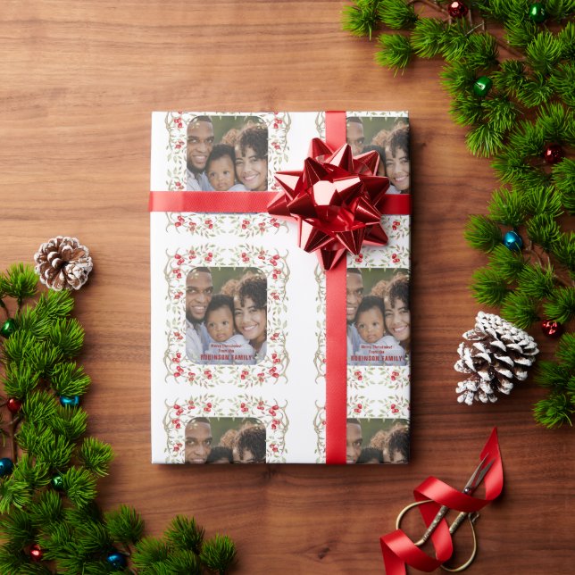 Holiday Foto Berry Wreath Personalisiert Geschenkpapier (Feiertagsgeschenk)