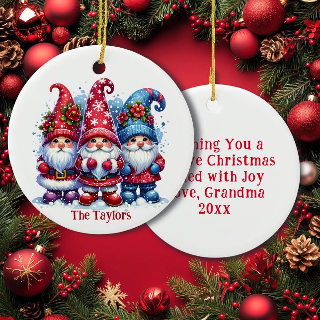 Holiday Gnomes Personalisiert Weihnachten Keramik Ornament (Von Creator hochgeladen)