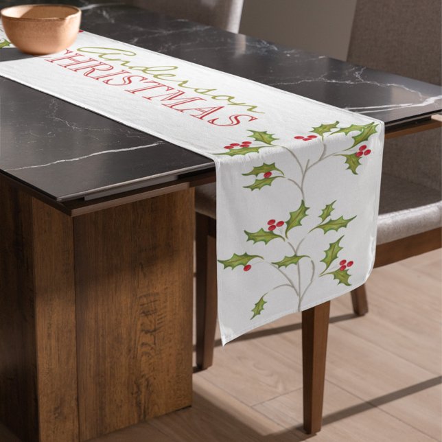 Holiday Holly Table Runner Kurzer Tischläufer (Red holly berries and greenery Merry Christmas Table Runner.)