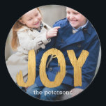 Holiday Joy Foto Holiday Sticker/ Umschlag Aufkleb Runder Aufkleber<br><div class="desc">Unsere modernen und schicken personalisierten Aufkleber können als Umschlag Aufkleber,  Geschenketiketten,  Günstige Aufkleber,  Artikeletiketten und vieles mehr verwendet werden. Die Möglichkeiten sind endlos,  also gehen Sie voran und nutzen Sie sie kreativ.</div>