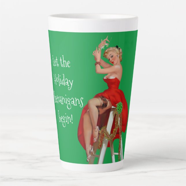 Holiday Shenanigans Retro Pinup Weihnachten Milchtasse (Vorderseite)