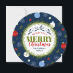 Holiday Whimsy Round Christmas Foto Card Feiertagskarte<br><div class="desc">Erschwingliche, individuell bedruckte Urlaubskarten in einzigartiger Kreisform. Dieses spaßige Design zeichnet sich durch ein skurriles Urlaubsmuster aus, mit Ornamenten, Grünpflanzen und Schneeflocken. Der Text lautet "Wir wünschen Ihnen ein frohes Weihnachtsfest" oder verwenden Sie die Designwerkzeuge, um den Text mit Ihrer eigenen Nachricht zu bearbeiten. Personalisieren Sie es mit Ihrem Familiennamen...</div>