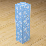 Holiday Wine Box Custom Christmas Snowflake Box<br><div class="desc">Holiday Wine Box Personalisierte nicht säkulare Festivals Schneeflocken Schneeflocken Schöne Winter Holiday Geschenkboxen Schmuckboxen bewahren Konfessionsfreie Weihnachtsweinboxen Maßgeschneiderte Blaue Weihnachtsboxen, Geschenke Mementos für Männer, Frauen, Jungen, Mädchen Klicken Sie auf "Anpassen", um mehr Text Wählen Sie Schriftart und Custom Colors Personalisiert Blue Weihnachtsweinweihause Boxen für Freunde Familie Schneeflocken Wein Boxen Ihr...</div>