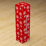 Holiday Wine Box Custom Christmas Snowflake Box<br><div class="desc">Holiday Wine Box Personalisierte nicht säkulare Festivals Schneeflocken Schneeflocken Schöne Winter Holiday Geschenkboxen Schmuckboxen bewahren Konfessionsfreie Weihnachtsweinboxen Maßgeschneiderte Weihnachtsboxen, Geschenke Mementos für Männer, Frauen, Jungen, Mädchen Klicken Sie auf "Anpassen", um mehr Text Wählen Sie Schriftart und benutzerdefinierte Farben Personalisiert Red Christmas Wine Boxen für Freunde Familie nowflakes Wine Boxes Ihr...</div>
