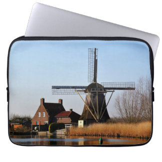 Hollandse Molen aan de waterkant. Laptopschutzhülle