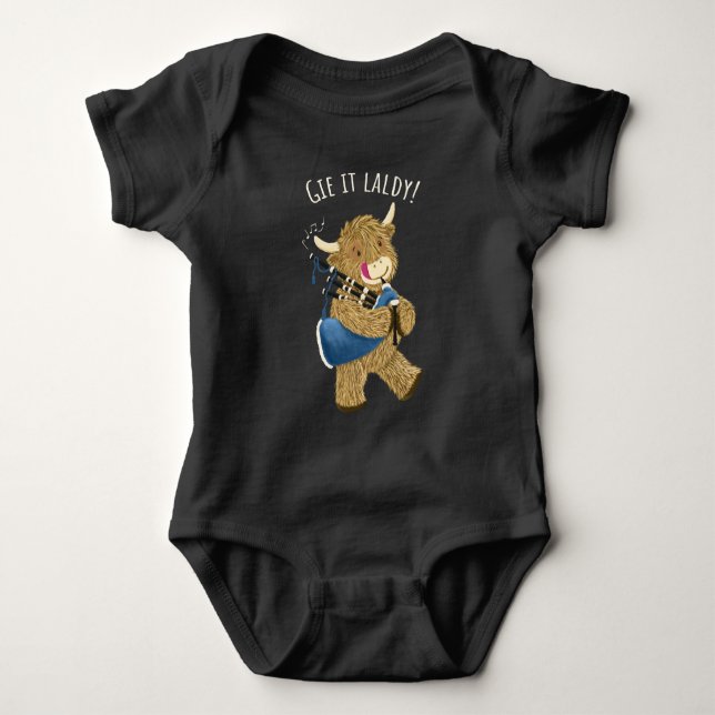 Höllenkuh und Bagpipe sagen, "Gie it Laldy!" Baby Strampler (Vorderseite)