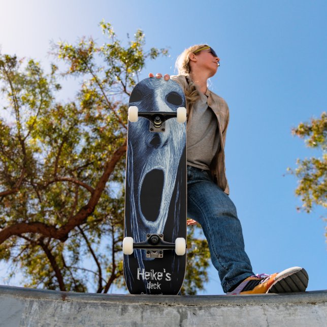 Hollow-eyed phantom witch etching on blue-black skateboard (Außen 1)