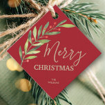 Holly and Berries on Red Merry Christmas Square Geschenkanhänger<br><div class="desc">Machen Sie Ihre eigenen Geschenketiketten / Gastgeschenk-Tags mit diesen personalisierten Etiketten mit modernen, eleganten Heiligen und Beeren mit Ihrer Nachricht in schicken Schriften in jeder Farbe und auf jedem Farbhintergrund. Alle Text-, Schriftart- und Schriftart-Farben können geändert werden, klicken Sie einfach auf den Link "Weitere" und verwenden Sie unser Design-Tool, um...</div>
