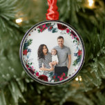 Holly and Pine Christmas Kranz Personalisiertes Fo Ornament Aus Metall<br><div class="desc">Gewöhnliche Weihnachtsschmuck mit einem grünen und bordeauxfarbenen Blumenkranz. Personalisieren Sie es mit Ihrem Foto. Verwenden Sie die Designtools,  um mehr Fotos oder Text hinzuzufügen,  um eine von einer Art Keepake Foto-Ornament zu erstellen.</div>