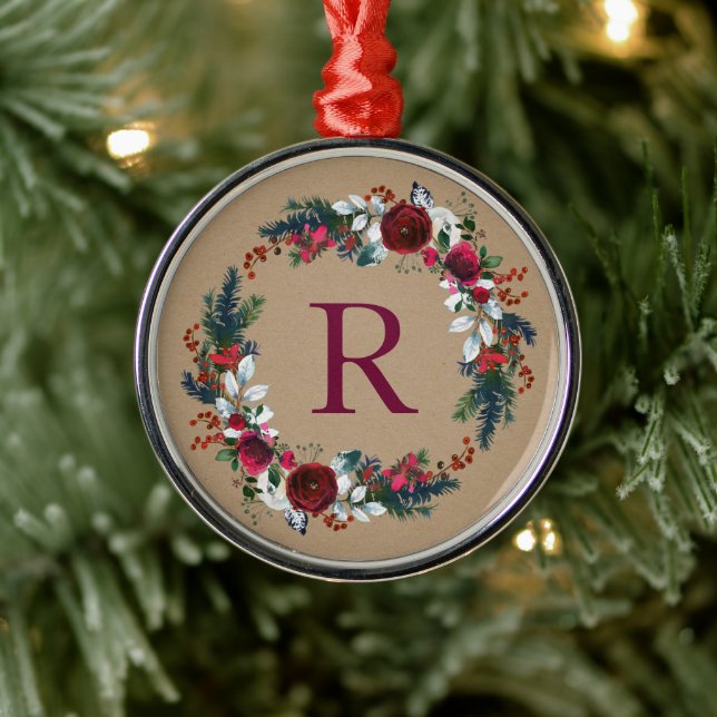 Holly and Pine Christmas Wreath Monogram Ornament Aus Metall (Baum)