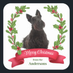 Holly Banner Scottish Terrier Dog Christmas Quadratischer Aufkleber<br><div class="desc">Auf diesen Holiday Korrespondenzaufklebern ist ein Porträt eines hübschen schwarzen Scottish Terrier umgeben von einem roten,  heiligen Kranz. Am unteren Rand ist ein rotes Banner mit Ihrem individuellen Weihnachtsgrüßen,  und Ihre Unterschrift ist grün darunter.</div>