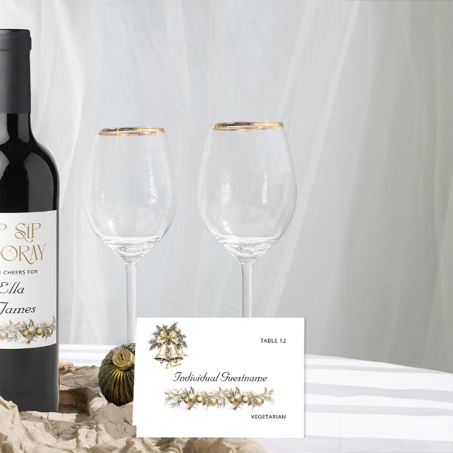 Holly Bell Christmas Wedding Guest Name Platzkarte Tischnummer (Guest Name Place Card from the Holly Bells Wedding Collection by Darling and May)