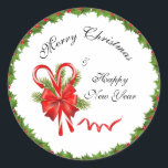 Holly Berries Christmas und Candy Canes Runder Aufkleber<br><div class="desc">Schöne und elegante Holly Beeren gerahmtes Design mit Bonbons in einem roten Band und einem Kiefernzweig hinter sich. Vollständig anpassbares Kalligrafieschrift Frohe Weihnachten und Glück im neuen Jahr. Anpassen,  indem Sie den Text ändern oder auf Anpassen klicken,  um Ihre eigene Touch hinzuzufügen. Gute Ferien!</div>