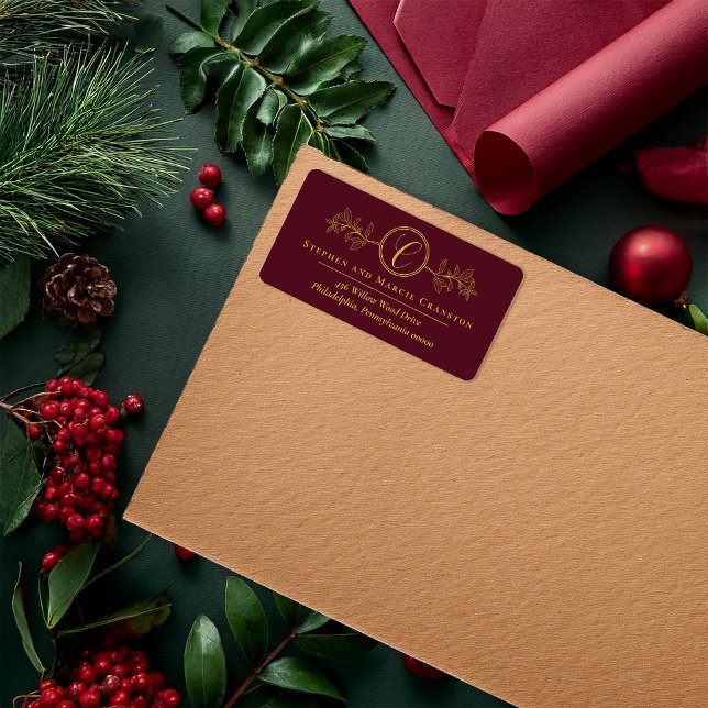 Holly | Berries Faux Gold Monogram Return Address Adressaufkleber (Elegant Holly and Berries Faux Gold Monogram Address Return Address Label - Dk Cranberry | Gold Tone)