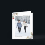 Holly Berries & Floral Saison 2 Foto Feiertagskarte<br><div class="desc">Modernes und schicke Design bedruckt Elegant Holly Berries und Winter Floral Frame Saison's Greetings 2 Foto Weihnachtskarte, die mit Ihrem Text angepasst werden kann. Bitte klicken Sie auf die Schaltfläche "Anpassen" und verwenden Sie unser Designwerkzeug, um diese Vorlage zu ändern. Karo im Grafikdesign-Store für andere Produkte, die diesem Design entsprechen!...</div>