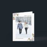 Holly Berries & Floral Saison 2 Foto Feiertagskarte<br><div class="desc">Modernes und schicke Design bedruckt Elegant Holly Berries und Winter Floral Frame Saison's Greetings 2 Foto Weihnachtskarte, die mit Ihrem Text angepasst werden kann. Bitte klicken Sie auf die Schaltfläche "Anpassen" und verwenden Sie unser Designwerkzeug, um diese Vorlage zu ändern. Karo im Grafikdesign-Store für andere Produkte, die diesem Design entsprechen!...</div>