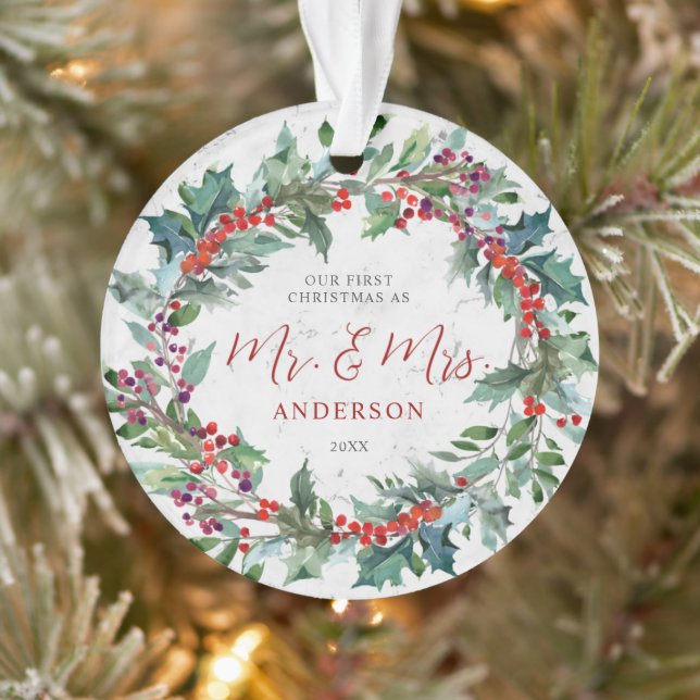 Holly Berries Wreath Marble Mr. & Frau Weihnachten Ornament (Baum)