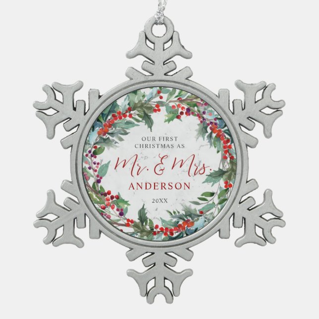 Holly Berries Wreath Marble Mr. & Frau Weihnachten Schneeflocken Zinn-Ornament (Vorderseite)
