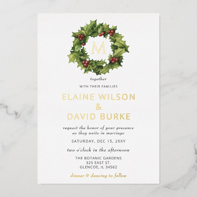 Holly Berries Wreath Monogram Winter Wedding Folieneinladung (Vorderseite)