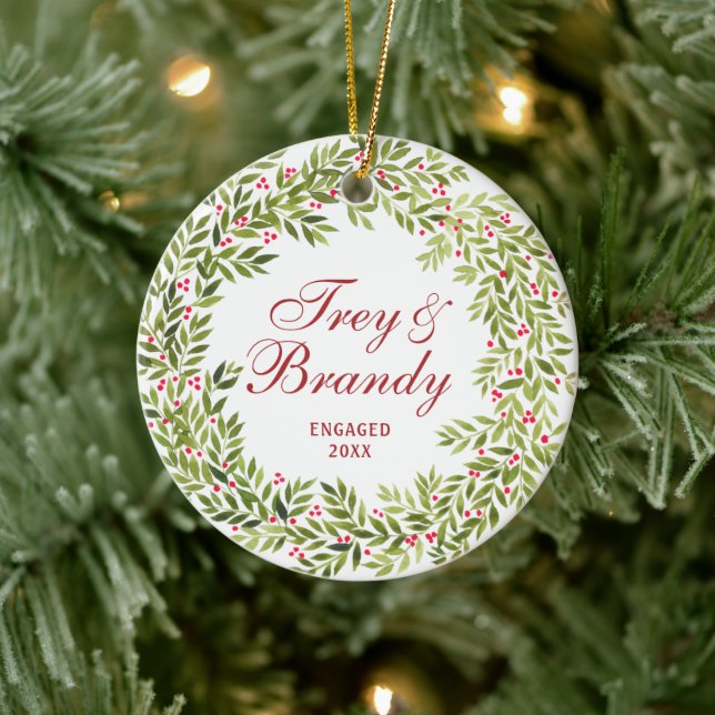 Holly Berries Wreath Personalisierte Verlobung Keramik Ornament (Baum)