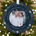 Holly Berry Wreath First Christmas Wedding Foto Ornament Karte<br><div class="desc">Senden Sie Ihren Freunden und Ihrer Familie feierliche Feiertage mit einem besonderen Weihnachtsgebet, das Sie als verheiratetes Paar zu Weihnachten feiern. Auf der Papier-Schmuckkarte finden Sie Ihr Lieblings-Foto, umgeben von einem Kranz mit Heiligen Beeren, grünen Eukalyptusbäumen und weißen Blume. Das Design zeigt den Satz "Unser erstes Weihnachten als Mr. &...</div>