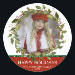 Holly Blätter Wreath Red Christmas Holiday | FOTO Runder Aufkleber<br><div class="desc">Liebliche Aufkleber für Urlaubshüllungen / Grußkarten mit FOTO. Delikater roter,  heiliger Kranz mit Beeren und Grünpflanzen. Blumenstrauß in Aquarellfarben mit Blume aus Poinsettias. Personalisieren Sie,  indem Sie Ihr Foto und den Namen,  das Jahr. Ideal,  um Ihre Familie und Freunde zu schicken.</div>