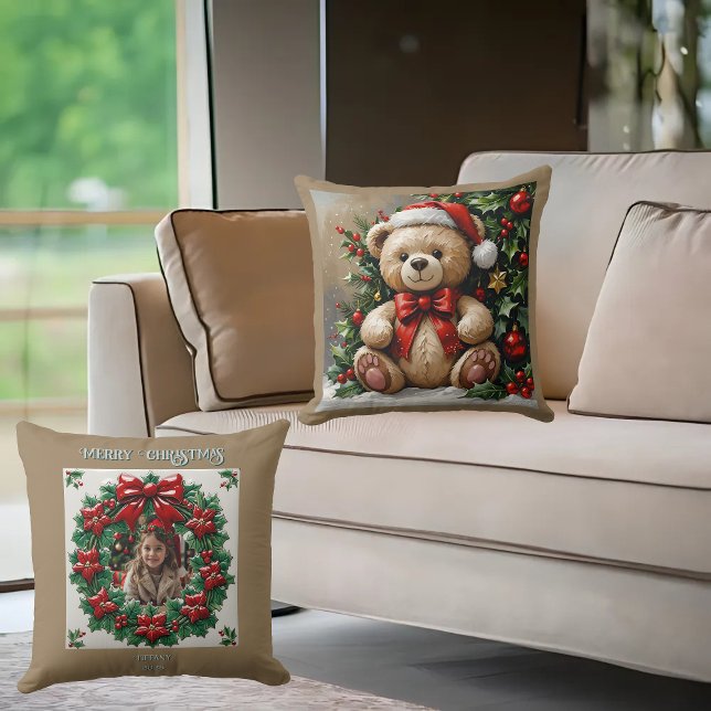 Holly Christmas Bear Throw Kissen (Von Creator hochgeladen)