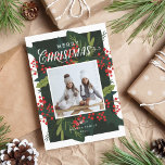 Holly Days | Frohe Weihnachten Foto<br><div class="desc">Diese moderne und festliche 1-Foto-Urlaubskarte bietet helle und farbenfrohe handgezeichnete Winterbeeren,  Heiligenbäume,  Zwiebeln und Blätter. Sicher,  dass Sie in dieser Urlaubssaison eine tolle und stilvolle Erklärung abgeben! Dieses Design ist Teil einer mutigen und festlichen Urlaubssammlung. Original handgezeichnet Kunstwerk ist von unserem Designer Nicole Barreto.</div>