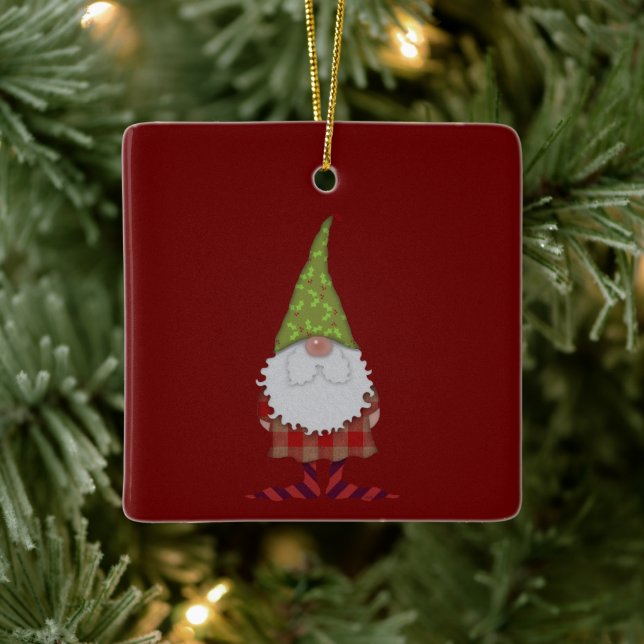 Holly Hatted Christmas Gnome Keramikornament (Baum)