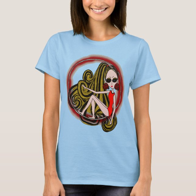 Holly in einem Hoop T-Shirt (Vorderseite)