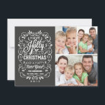 Holly Jolly Christmas Chalkboard Foto Collage Feiertagskarte<br><div class="desc">Festliche und extravagante Kreidekunst Weihnachten Feiertag Grußbild Vorlage auf trendigen Flachkarten. Fröhliche Kalkpappentypografie mit Retromix aus handgeschriebenen Stilen, mit Wirblem Rahmen, Winterfolien und Heiligenbeeren dekoriert. Fügen Sie Ihr Lieblings-Ferien Familie Foto und anpassen Sie den Text. Moderner Weg, um glückliche Winterurlaub Grüße an alle Ihre Freunde und Lieben mit eleganten rustikalen...</div>