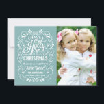 Holly Jolly Christmas Winter Blue Foto Card Feiertagskarte<br><div class="desc">Festive und folksy curly chalk-art Christmas Holiday greetings, Foto template on trendy flat cards. Whimsical chalkboard style white typography on cheerful winter blue background with retro mix of hand-lettered styles, decorated with frosty foliage and holly berries. Add your favorite holiday family foto and customize the text. Modern way to send...</div>