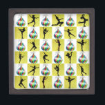 HOLLY JOLLY FIGURE SKATER CHRISTMAS DESIGN SCHMUCKKISTE<br><div class="desc">Dieser kraftvolle und leistungsstarke Abbildung Skater ist bereit, sich an den Feiertagen mit unseren herrlichen und glitzernden Weihnachtsbildern Skaten zu freuen, die auf Verpackungspapier, Ziergegenstände, Geschenktaschen, Weihnachtsgeschenke und vieles mehr basieren. Dieser phantastische Skater der Abbildung wäre lieber den ganzen Tag über Skaten. Dieses unverwechselbare Figur-Skaten Weihnachtsdesign mit hübschen Posen der...</div>