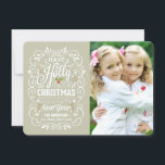 Holly Jolly Greige & White Christmas Foto Card Feiertagskarte<br><div class="desc">Festive und folksy curly chalk-art Christmas Holiday greetings, Foto template on popular flat cards. Whimsical chalkboard stil typography on trendy greige background with retro mix of hand-lettered styles, decorated with winterzweig and holly berries. Add your favorite holiday family foto and customize the text. Modern way to send happy winter holiday...</div>