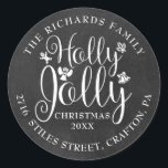 Holly Jolly Rücksendeadresse Christmas Chalkboard Runder Aufkleber<br><div class="desc">Feierliche Weihnachtsfeiertage Holly Jolly Rücksendeadressen-Aufkleber für Sie,  um mit Ihrer eigenen Nachricht,  Jahr,  Familienname und Adresse Details auf einem Chalkboard Hintergrund zu personalisieren. Entwickelt von Thisisnotme©</div>