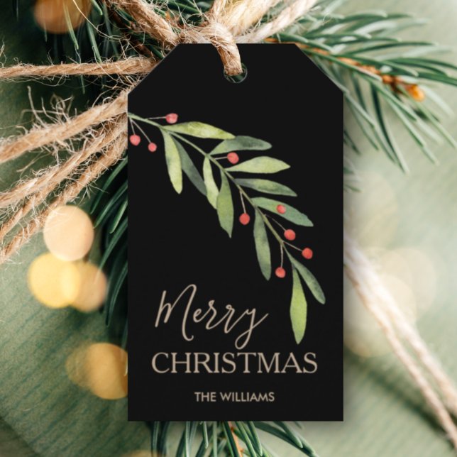 Holly und Berries über Schwarz Frohe Weihnachten Geschenkanhänger (Greenery branch and berries Merry Christmas black gift/favor tags personalized with your names)