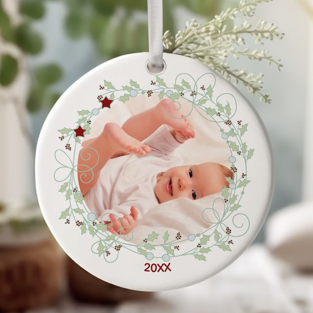 Holly Wreath - Baby Boy First Christmas Foto Keramik Ornament (Baby's First Christmas keepsake photo ornament)