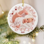 Holly Wreath - Baby Girl First Christmas Foto Keramik Ornament<br><div class="desc">Dieser Weihnachtsschmuck ist perfekt für die ersten Weihnachten des Babys. Die Vorlage ist für Sie bereit, um ein Foto und das Jahr an die Vorderseite, mit 2 weiteren Sektionen auf der Rückseite für Ihren benutzerdefinierten Text, wie [Name des Babys] Erste Weihnachten. Beide Seiten des Ornaments haben den feinsten Kranz mit...</div>