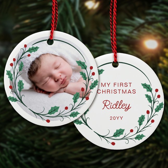 Holly Wreath Baby's First Christmas Round Photo Keramik Ornament (Von Creator hochgeladen)